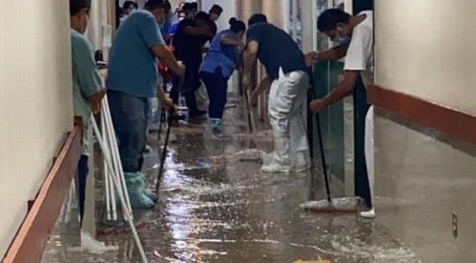 Fuerte lluvia en Veracruz inunda el Hospital del IMSS en Cuauhtémoc.