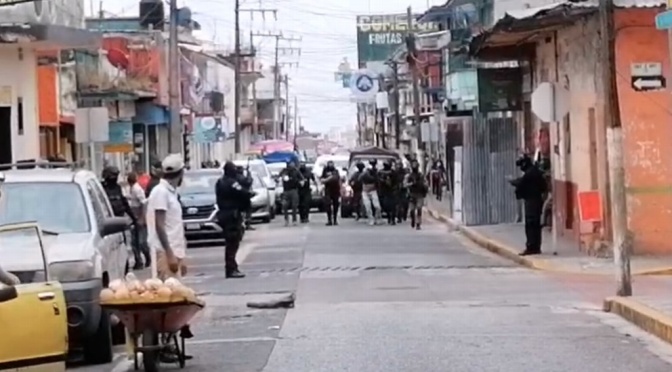 Golpean y lanzan gas lacrimógeno a manifestantes en Huatusco, Veracruz.