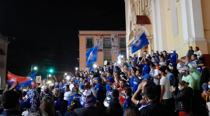 Aficionados del Cruz Azul salen a las calles para festejar anhelado título tras 23 años de sequía.