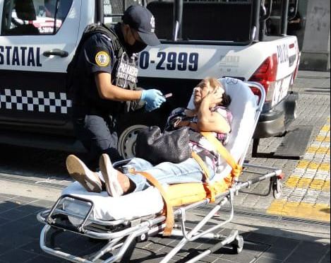 Automóvil se pasa el alto y atropella a mujer de la tercera edad.