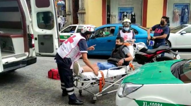 Joven motociclista es arrollado en el centro de Xalapa.