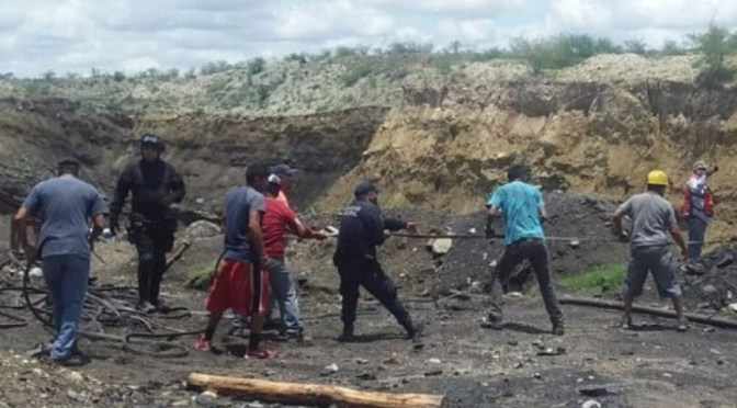 Colapsa mina en Coahuila; hay al menos 7 mineros atrapados