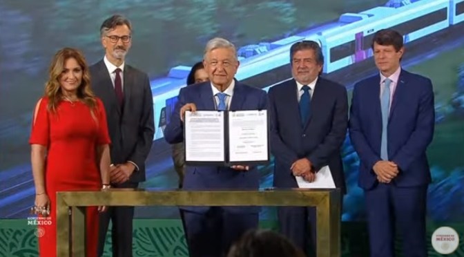   Firman gobierno y empresas contrato para construir vagones del Tren Maya