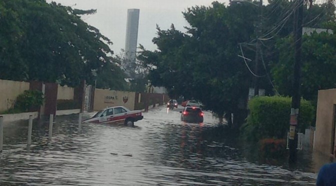 Calles inundadas y autos averiados saldo de la lluvia en Boca del Río