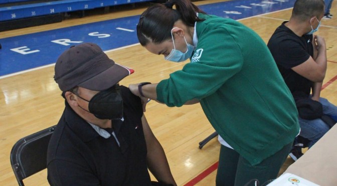 Exhorta IMSS a vacunarse contra COVID-19 y no bajar la guardia