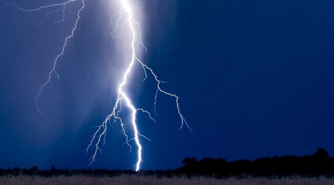 Muere joven de 22 años al caerle un rayo, su compañero se reporta grave