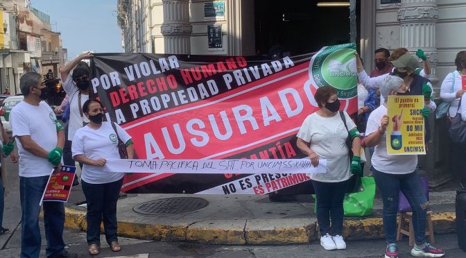 Jubilados del IMSS reclaman pago de ahorros por cesantía y vejez en las oficinas del SAT en Xalapa.