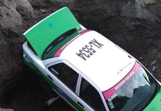 Cae taxi en socavón por obra de CMAS en Xalapa.