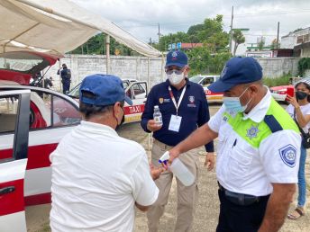 Sanitizan vehículos en Agua Dulce ante Tercera Ola de COVID-19