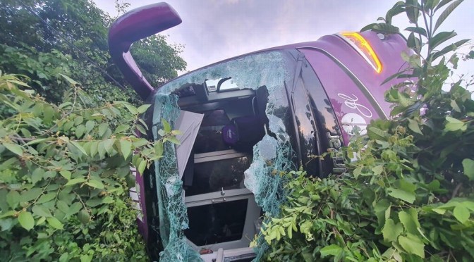 Vuelca autobús de pasajeros y deja 3 lesionados