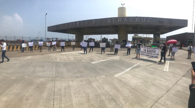Madres de niños con Cáncer bloquean acceso al recinto portuario de Veracruz