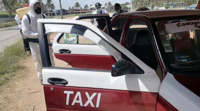 Desinfectan Taxis y Urbanos en Coatza