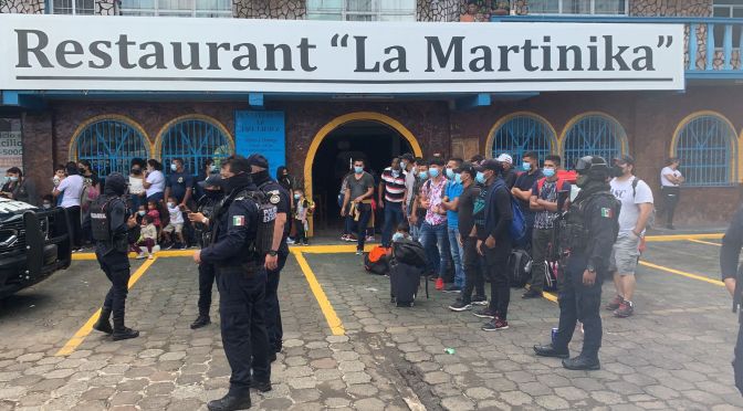 SSP resguarda a 48 migrantes que viajaban hacinados en 8 vehículos en Banderilla.