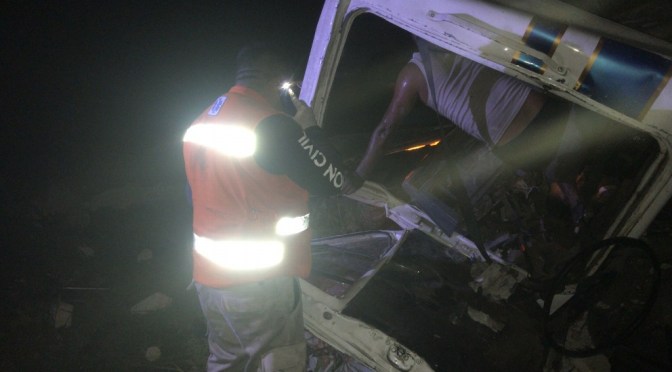 Tráiler vuelca en carretera federal Paso del Toro-La Tinaja.