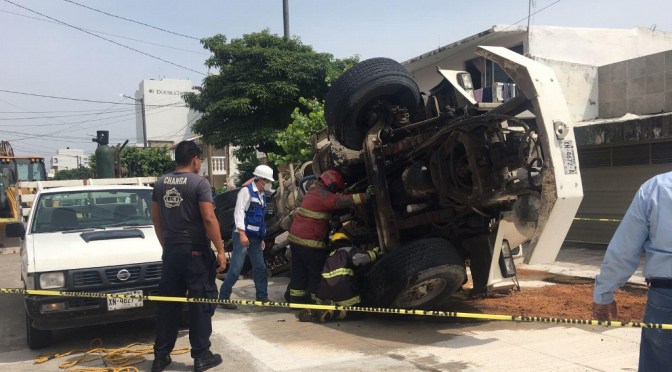 Se abre la tierra y casi se traga revolvedora de cemento; hay cierre vial en Veracruz