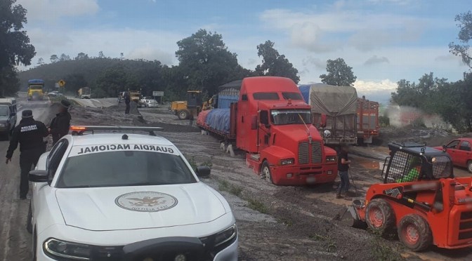 Cierre por deslizamiento de talud en carretera San Hipólito-Xalapa