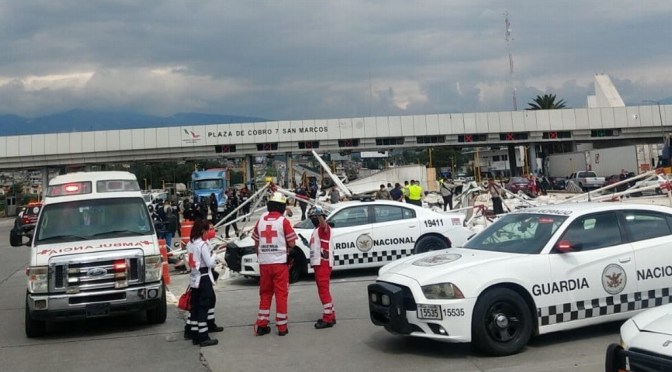 Tráiler choca y se incendia en caseta México – Puebla; reportan al menos 2 muertos