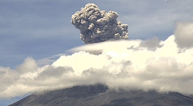 Volcán Popocatépetl registra nueva explosión; genera columna de vapor, gases y ceniza