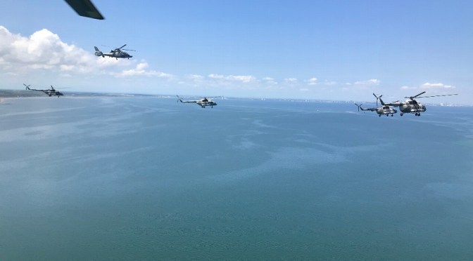 Desfile aéreo en Veracruz previo al 200 aniversario de la Armada de México .