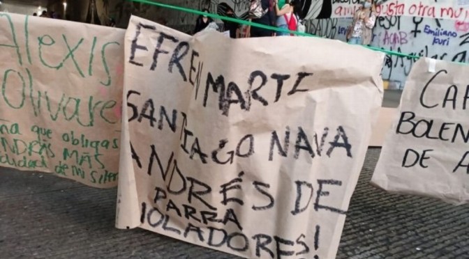 Mujeres exhiben nombres de presuntos agresores en el viaducto de Xalapa