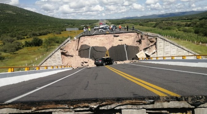 Colapsa puente en San Luis Potosí; reportan un muerto