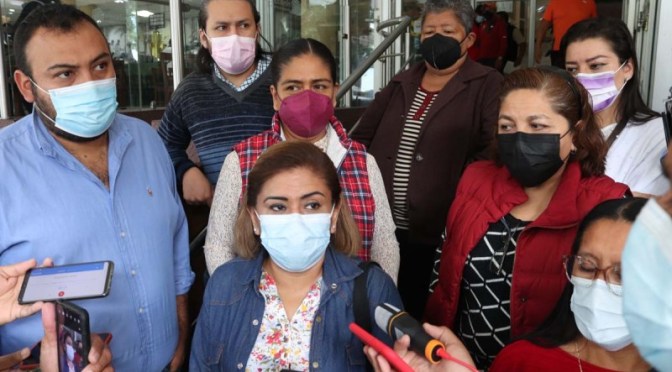 Telesecundaria de Coatepec ofrece servicio en aulas improvisadas, padres de familia y maestros demandan el apoyo del gobierno estatal