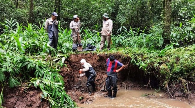 Fuga de agua en línea de conducción de la presa Xocoyolapa deja sin servicio a varias colonias de la zona suroeste de Xalapa