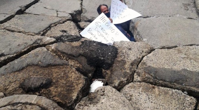 Socavón en la avenida Ébano es un peligro para transeúntes y automovilistas, ni el ayuntamiento ni CMAS lo reparan