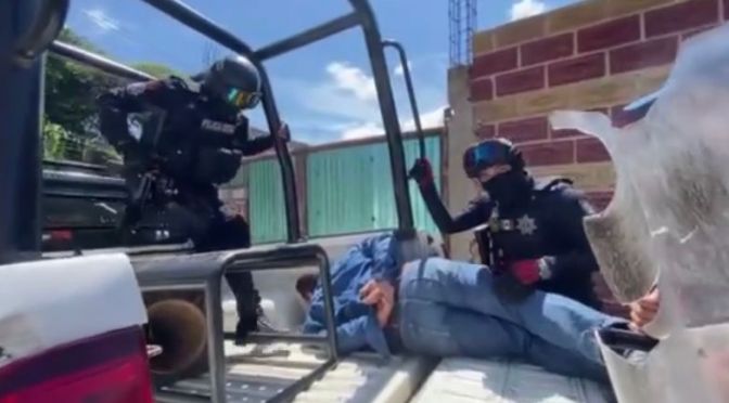 Se enfrentan a empujones habitantes de Castillo con antimotines por manifestación.