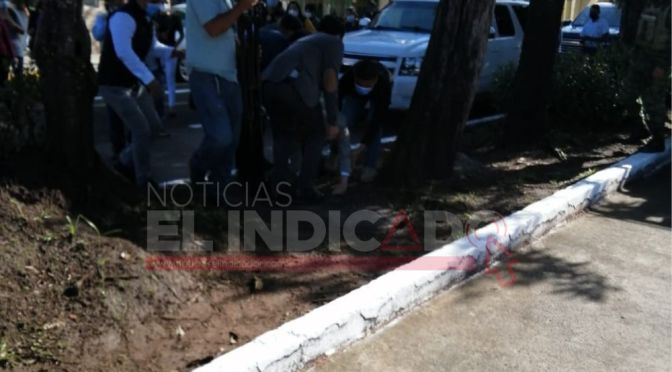 Se resbala y cae el Alcalde de Xalapa previo a evento solemne.