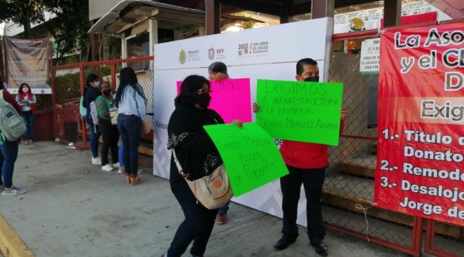 Protestan por escuela de Papantla que lleva más de cien años sin recibir escrituras.