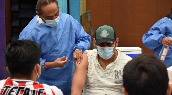 Aplican segunda dosis a mayores de 18 años en Xalapa