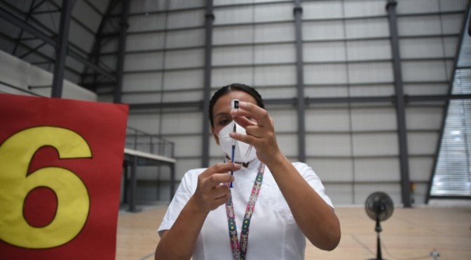 Reportan que maestros intentan colarse en vacunación contra el COVID en Xalapa