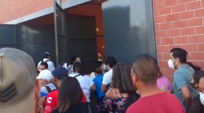 Manifestantes impiden se vacunen contra COVID-19 en colonia Amapolas de Veracruz