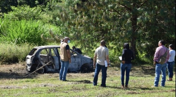 Encuentran taxi calcinado y hombre asesinado a pedradas en Veracruz