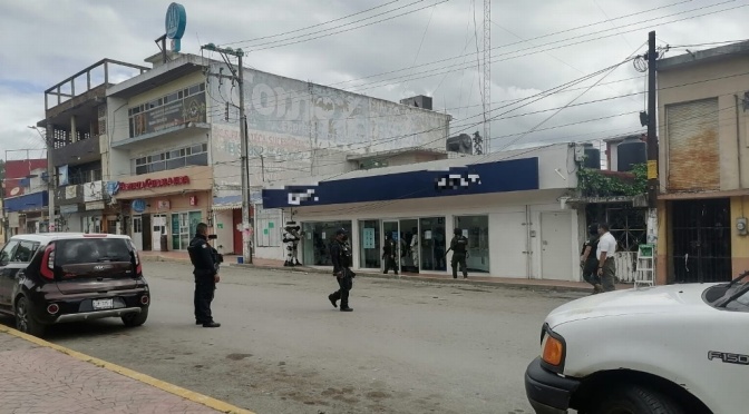 Privan de la libertad a una persona y toman de rehenes a 8 más en banco en Veracruz