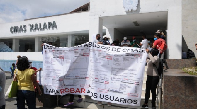 Se manifiestan militantes de Fredepo en CMAS, denuncian cobros excesivos de las tarifas del servicio de agua potable