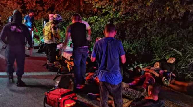 Tres migrantes fallecidos tras volcadura e incendio de camioneta en el sur de Veracruz