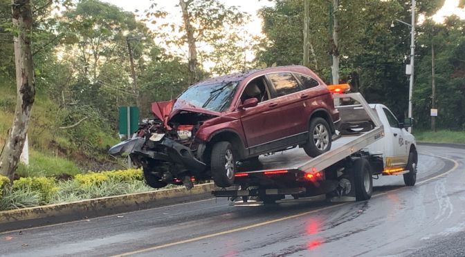 Se accidenta adulto mayor sobre Murillo Vidal, destroza su auto.