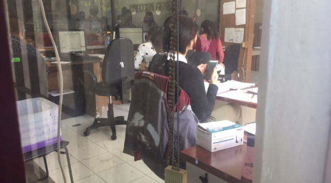 Exhiben a personal del registro Civil de Veracruz por descuidar su trabajo para atender el celular.