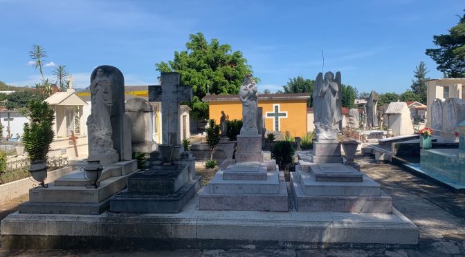 De cuatro personas por familia y por dos horas, visitas a panteones en Xalapa.