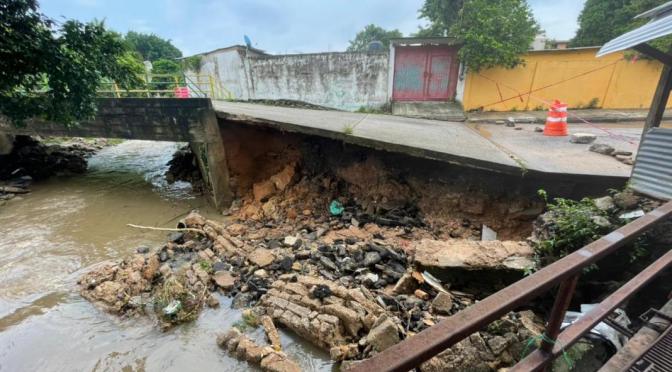 Cierran vialidad por deslave de puente en Minatitlán