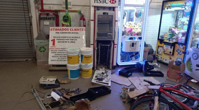 Hombres hacen hueco en la pared del Aurrera y saquearon cajero automático en Ciudad Isla
