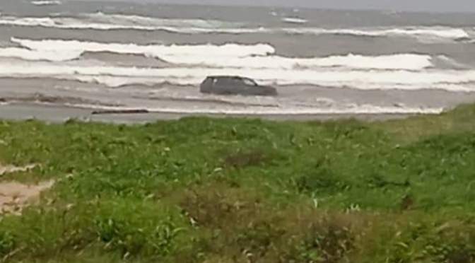 Camioneta se quedó atascada en la palotada de la playa de Coatzacoalcos