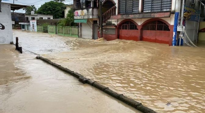 Se desborda río en Agua Dulce y afecta a más de dos mil viviendas