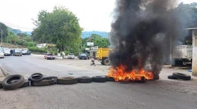 En Tezonapa bloquean carretera para denunciar abusos policiacos