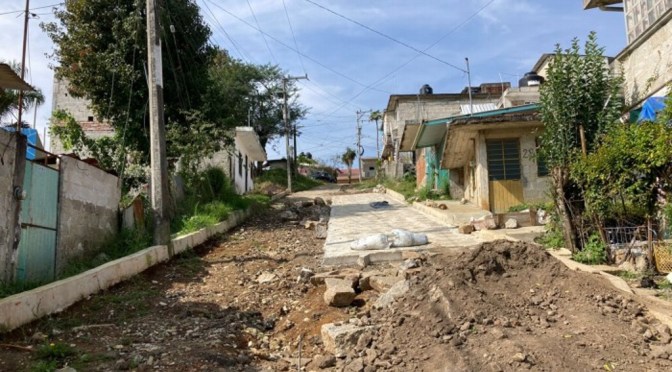 Vecinos de Xalapa se organizan para pavimentar su colonia