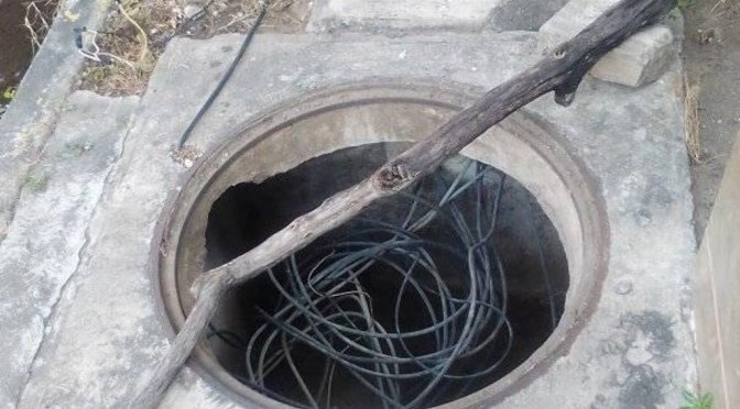 Luego de muerte de niño, sigue el robo de tapas en Chivería