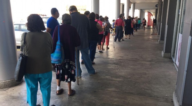 Las largas filas en módulo de vacunación contra la influenza en Boca del Río