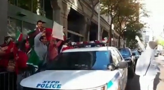 AMLO deja hotel entre porras, protestas y Las Mañanitas para ir a la ONU